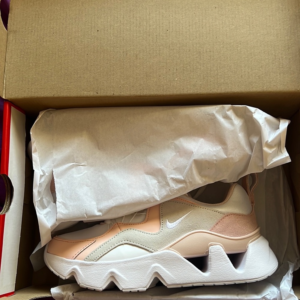 Woman size 5 Nike RYZ 365